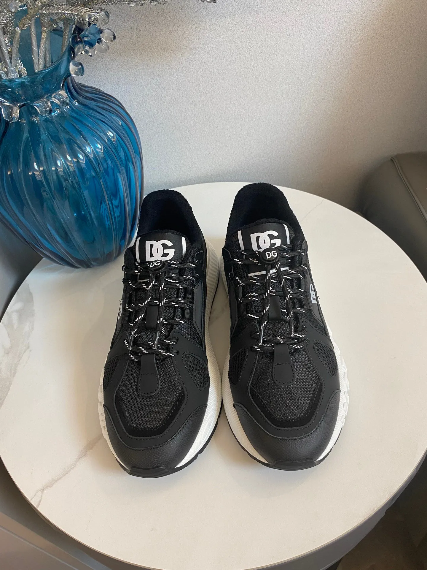 Men's men's shoes💰580 Dolce&Gabbana Dolce & Gabbana's latest popular D&G couple's dad shoes Airmaster series casual sports shoes original purchase development and production Airmaster shoes draw inspiration from Daymaster's iconic shape, while lightening the middle part of the sole to present a more sporty appearance. Nylon upper with contrasting suede and calfskin details. The tongue, heel and back sole are embellished with the DG logo, and the micro-injection logo rubber label is the icing on the cake. Exquisitely packaged at the delivery counter🛍📦 ▪️ Fabric: Original imported first-layer cowhide ▪️ Lining: Customized breathable towel lining ▪️ Sole: Original molded PU+TPU material ▪️ Bottom thickness: 5CM ▪️ Size: Women's 35-40/Men's 39-44 (45 46 customized)